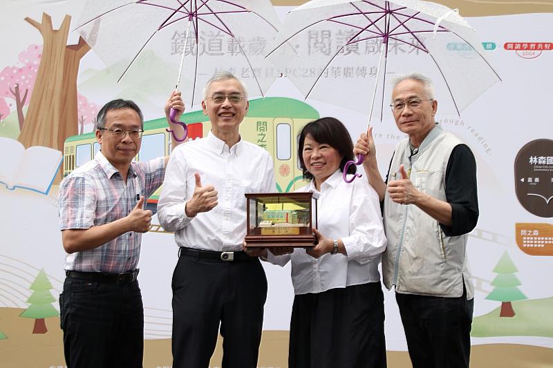 市長黃敏惠致贈林鐵文資處紀念品。