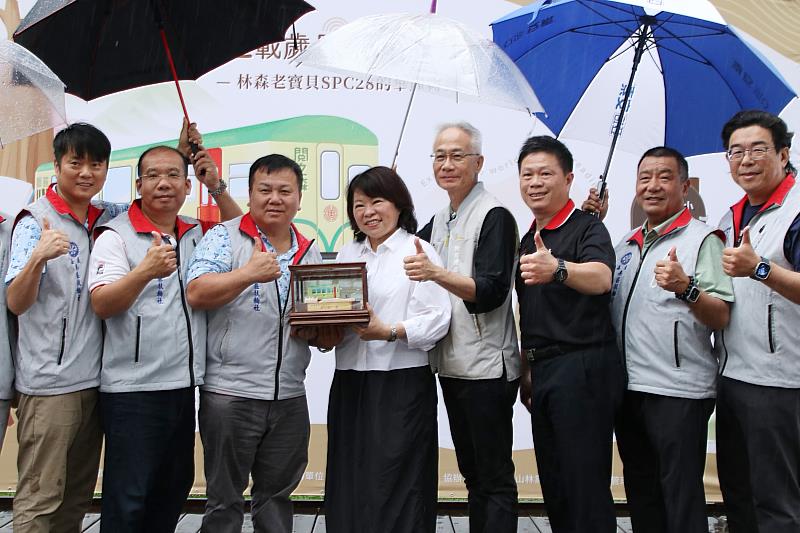 市長黃敏惠致贈嘉義南區扶輪社紀念品。