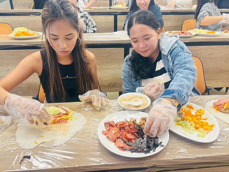 國際生體驗潤餅製作樂。