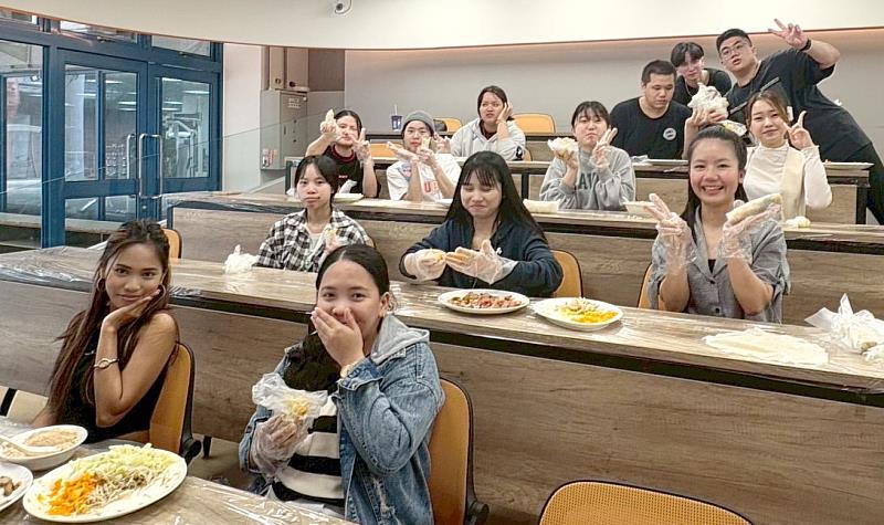 學生展示成果笑容滿溢。