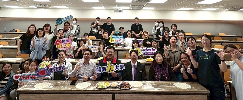 開南大學校長郭鐘達與國際學生合影留念，展現文化交流成果。