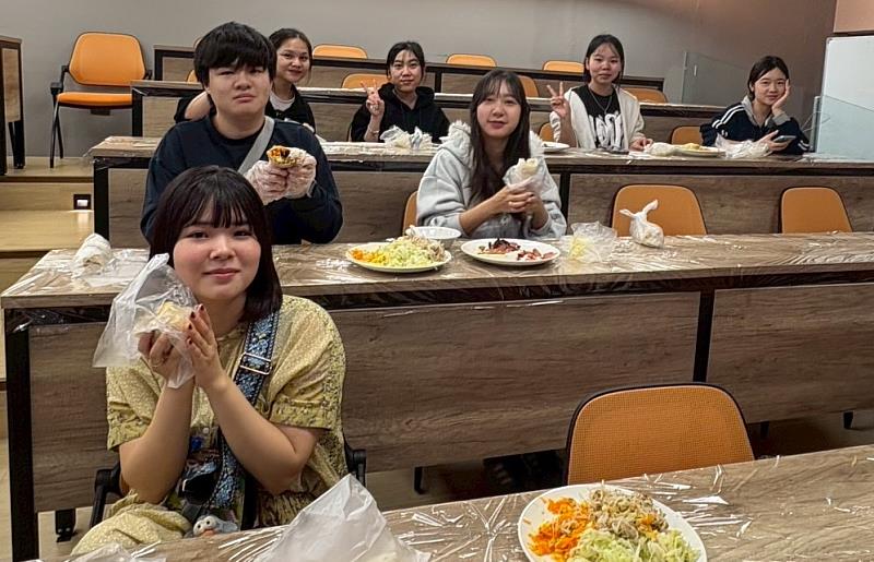 華語中心教學實作潤餅。