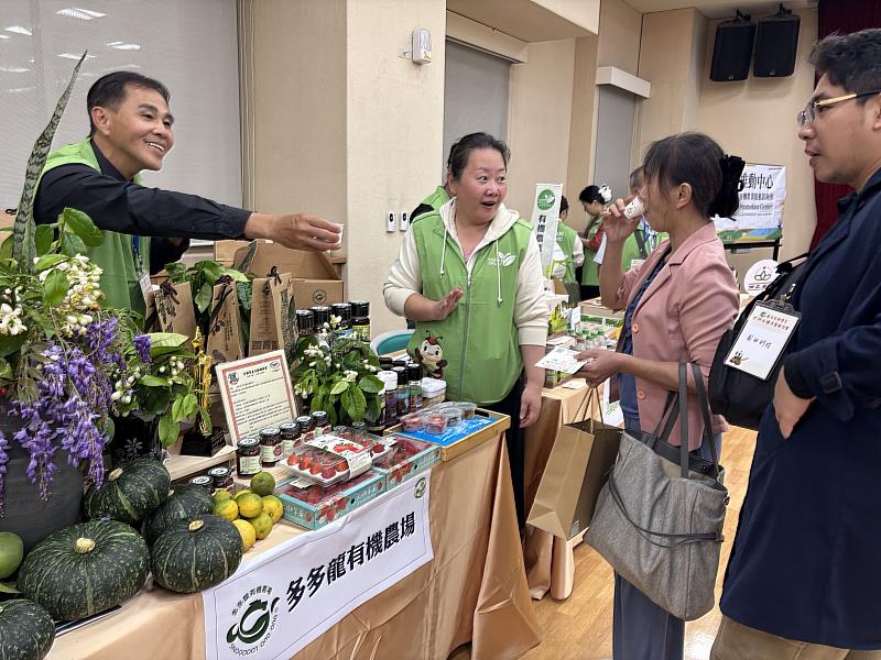 有機農產品經營者與廠商代表互動交流。
