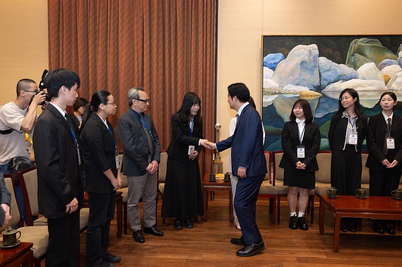 中醫大杏服醫學服務隊勇奪全國傑出社團並獲總統接見。