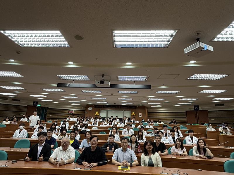 中臺科大醫放系今日舉辦「授袍典禮暨實習分發」合影。