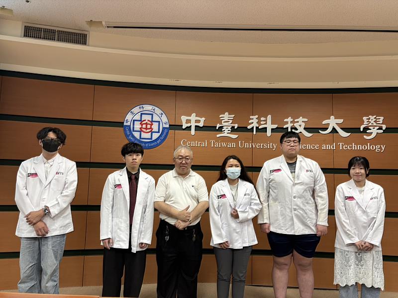 中臺科大醫放系史天宇主任代表授袍。