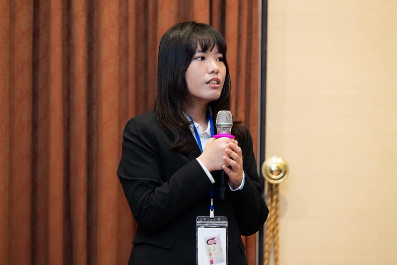 中醫大杏服醫學服務隊隊長余鳳汝同學榮獲「全國服務性社團傑出領袖」。