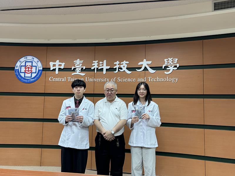 學弟妹致贈紀念品並與史天宇主任合影。