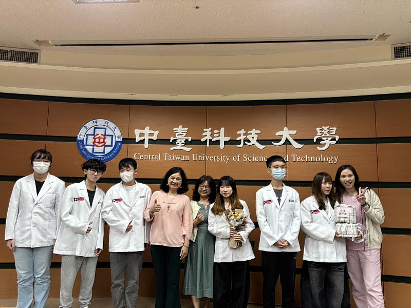 中臺科大陳錦杏校長(左4)與醫放系授袍學生們合影。