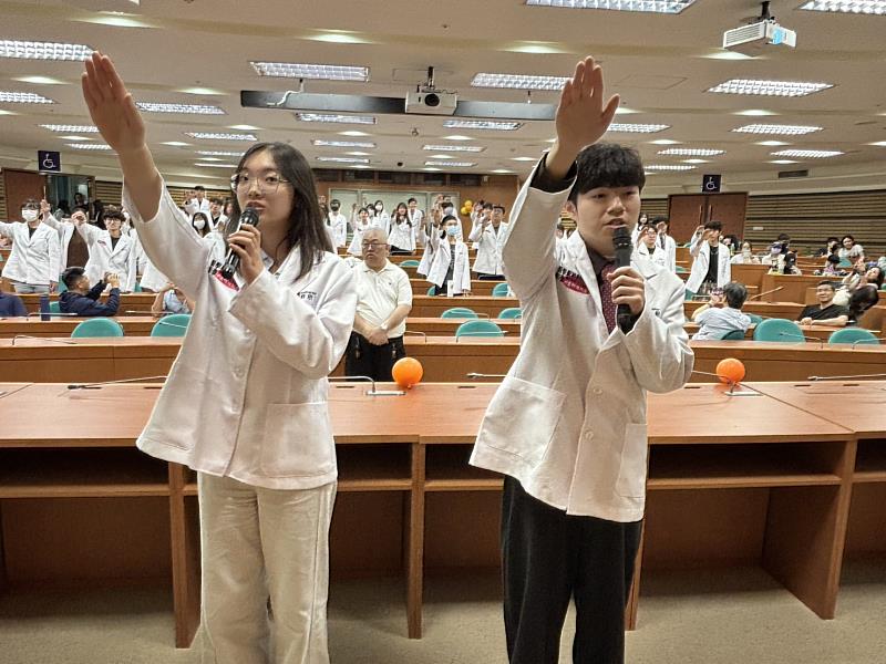 醫放系學生代表誓詞宣誓。