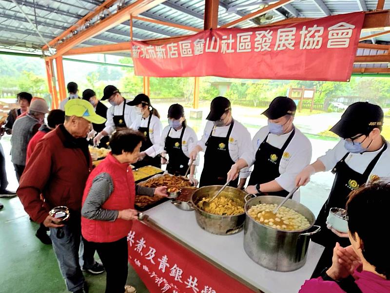 景文科大前往龜山社區展開「青銀共學餐活動」。
