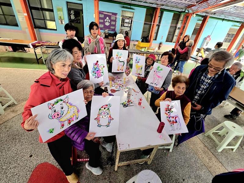 景文科大前往龜山社區展開「青銀共學餐活動」。