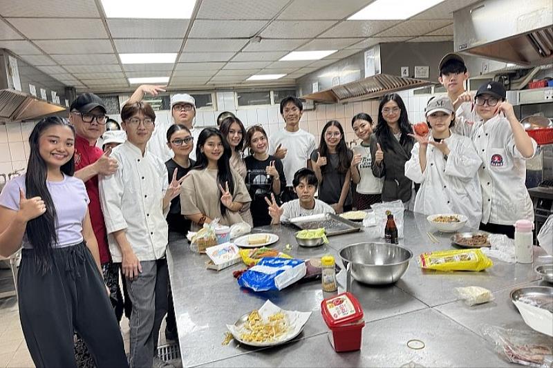 LPU-L學生與中華大學餐旅系學生於實習餐廳完成體驗課程後合照,透過餐旅文化交流,共同感受專業學習的真實場域魅力。