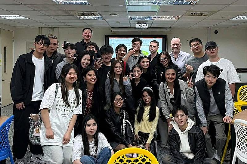 LPU-L學生於中華大學EMI雙語中心與英國名師Steven及Paul(後排右3及4)交流課後合影,展現跨國學術互動與深度語言學習成果。