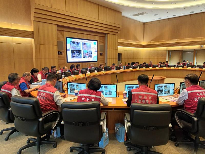 新北市區長災害防救教育講習,各區公所區長聽取簡報情形。
