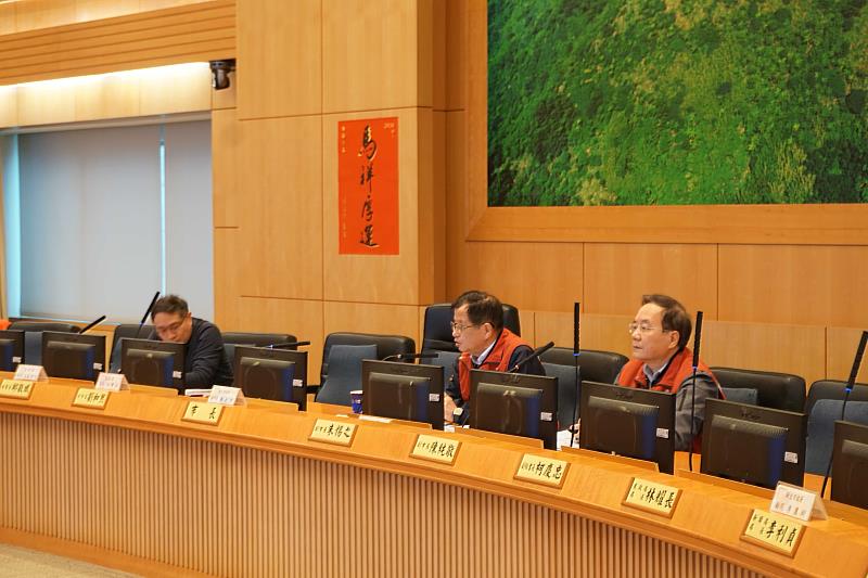 消防局陳崇岳局長報告「應變中心運作重點提醒、115年災害防救工作執行重點」。