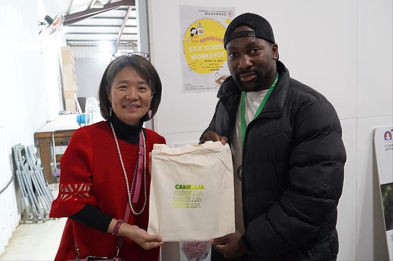 觀光學院院長張馨文與來自海地的外籍學生Roobens合影，展現中華大學多元友善的國際學習環境。