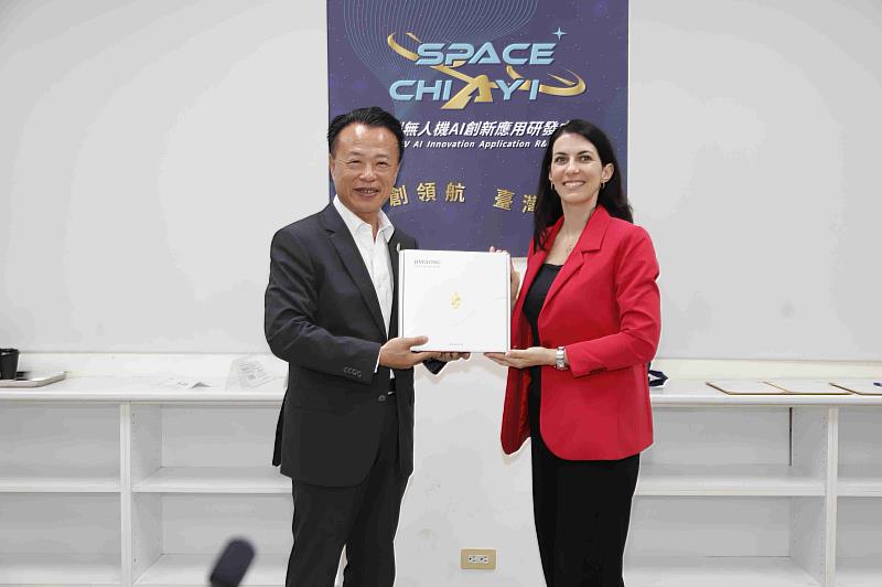 深化台捷無人機合作 捷克前眾議院議長率團訪嘉義亞創