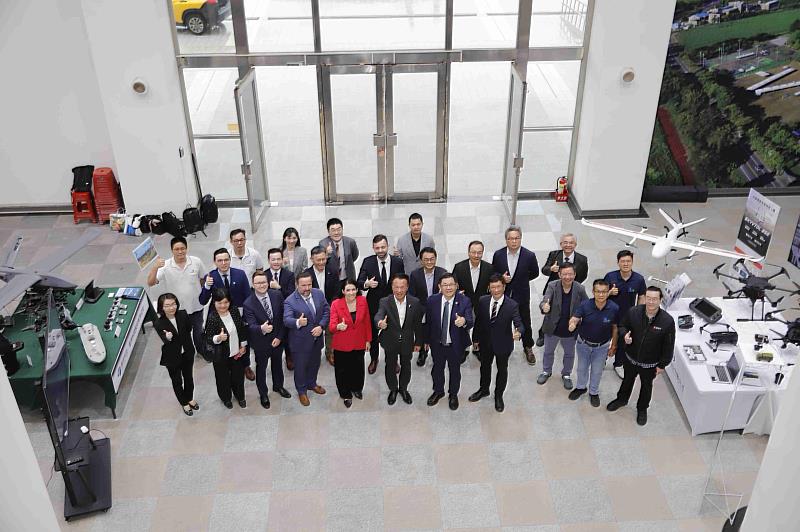 深化台捷無人機合作 捷克前眾議院議長率團訪嘉義亞創