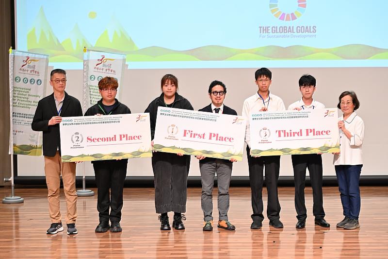 南華大學舉辦國際研討會，海報論文比賽獲獎者合影留念。