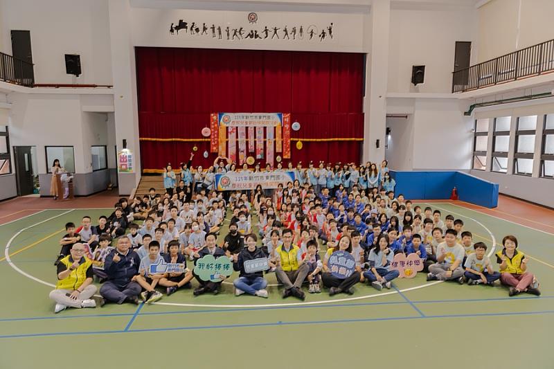 市長高虹安赴東門國小與學童同樂闖關,活動合影。