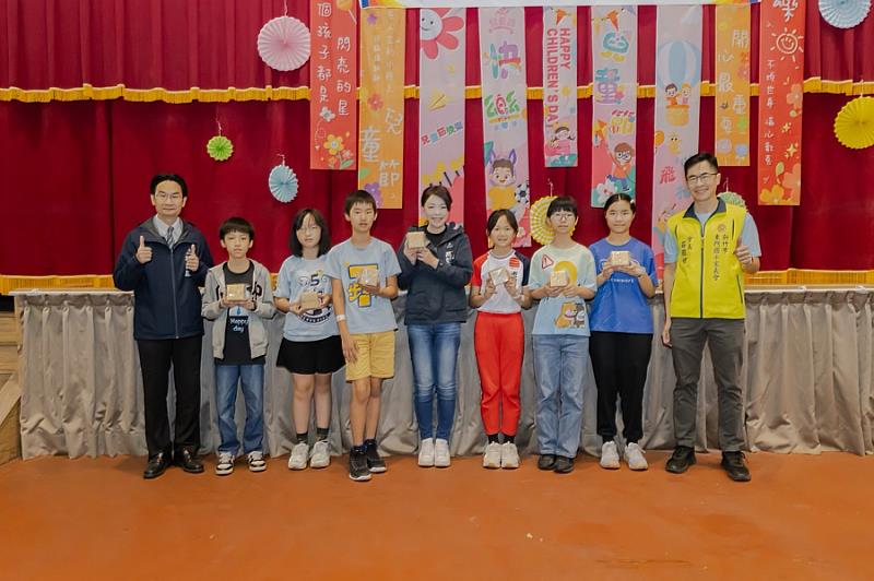 市長高虹安贈送禮品予各班代表。