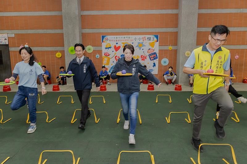 市長高虹安與師生進行闖關活動。