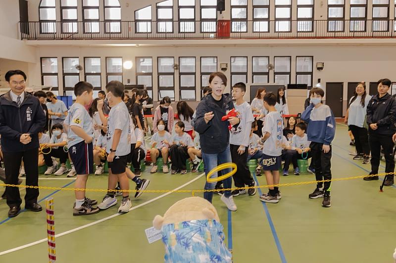 市長高虹安與師生進行闖關活動。