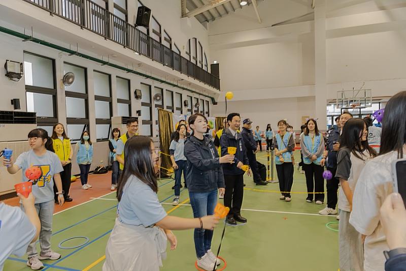 市長高虹安與師生進行闖關活動。