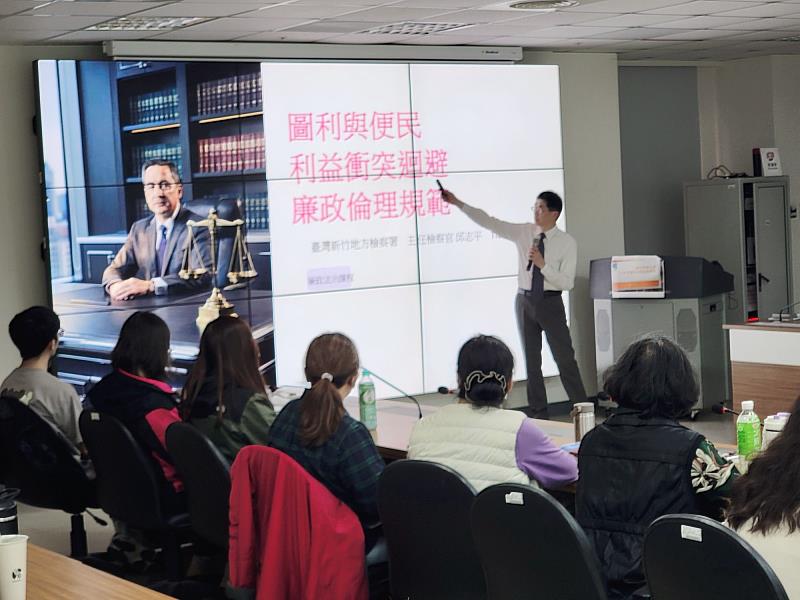 講師授課。