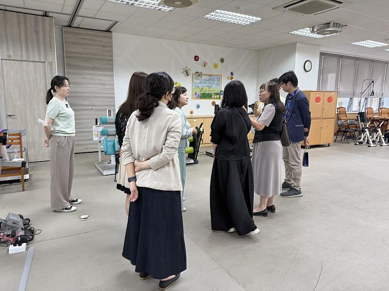 光華高中團隊參訪國立臺南護專老人服務事業科專業教室。