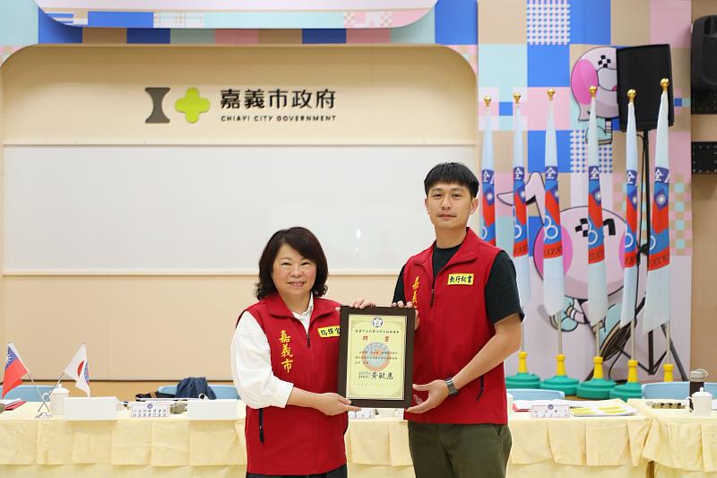 黃敏惠市長頒發委員聘書。