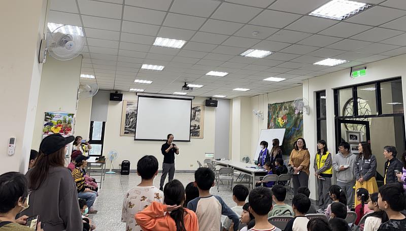 元培團隊特別為南隘國小學培訓，教導如何操作檢測儀器及與長輩溝通。