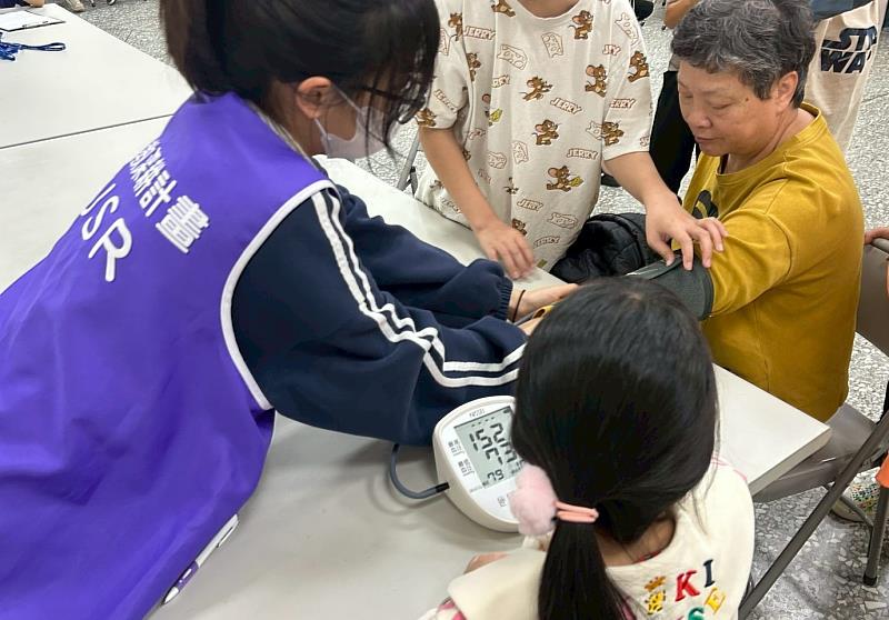 受過專業訓練的小學生擔任「健康小老師」，為社區長輩量測血壓。