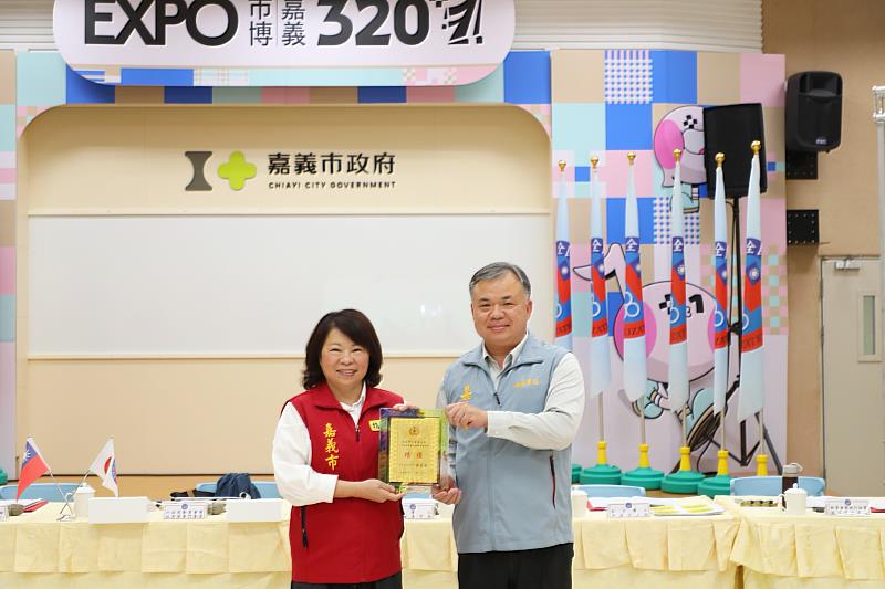 黃敏惠市長頒發114年後備軍人資料清查作業績優單位東區區公所。