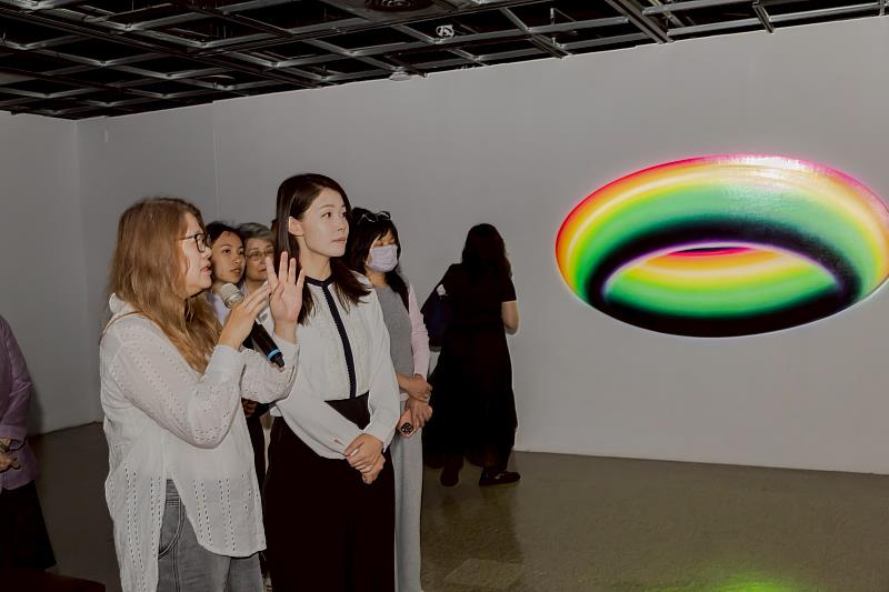 高虹安市長參觀《這就是光》展場。