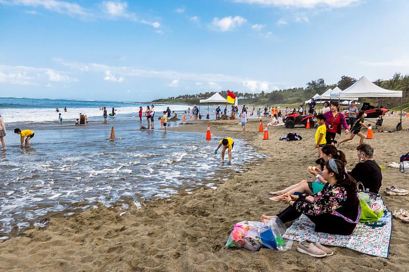 臺東迎接水域旺季，4月至9月救生員進駐杉原灣。（照片台東縣政府提供）