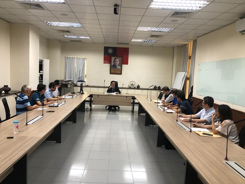 臺東動起來「查緝民生犯罪聯繫平台」會議，行政與司法機關連動，嚴查速辦囤積哄抬塑膠類商品物價，穩定市場秩序。