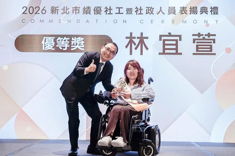 新北市社會局長青科林宜萱社工師(SMA患者)由侯友宜市長頒發績優社政人員優等獎。