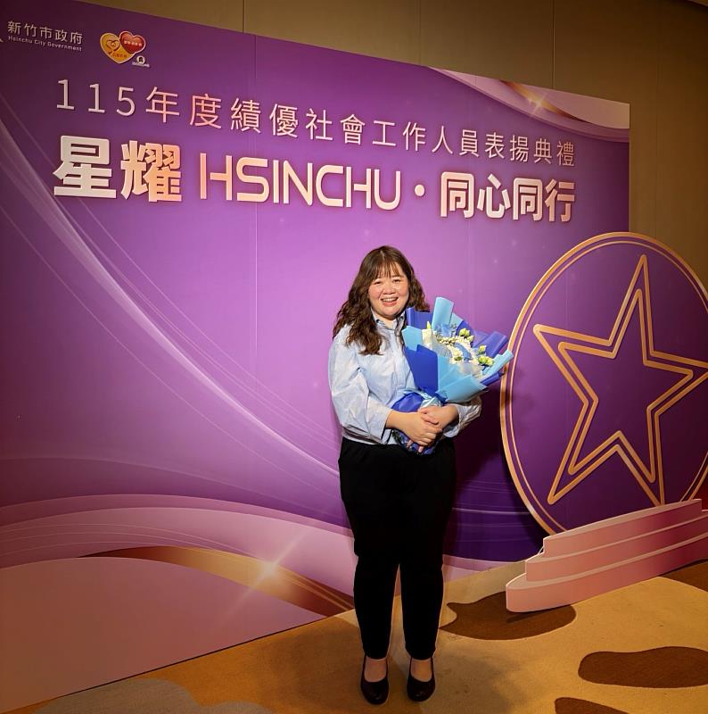 新竹馬偕醫院陳蓓文社工師參加新竹市表揚典禮,榮獲直接服務卓越貢獻獎。