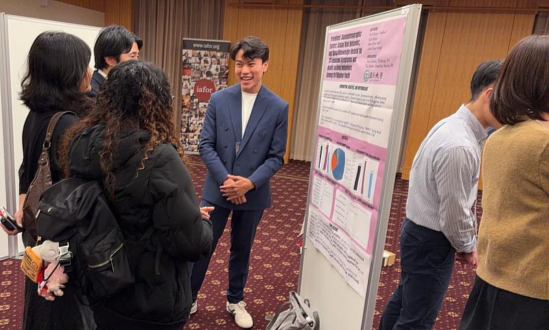 Earl Francis Mallari博士生進行壁報發表與學者交流。