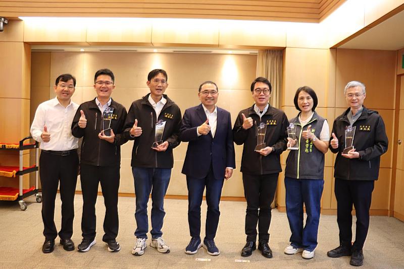 區政考核獲獎公所（乙組）合影。