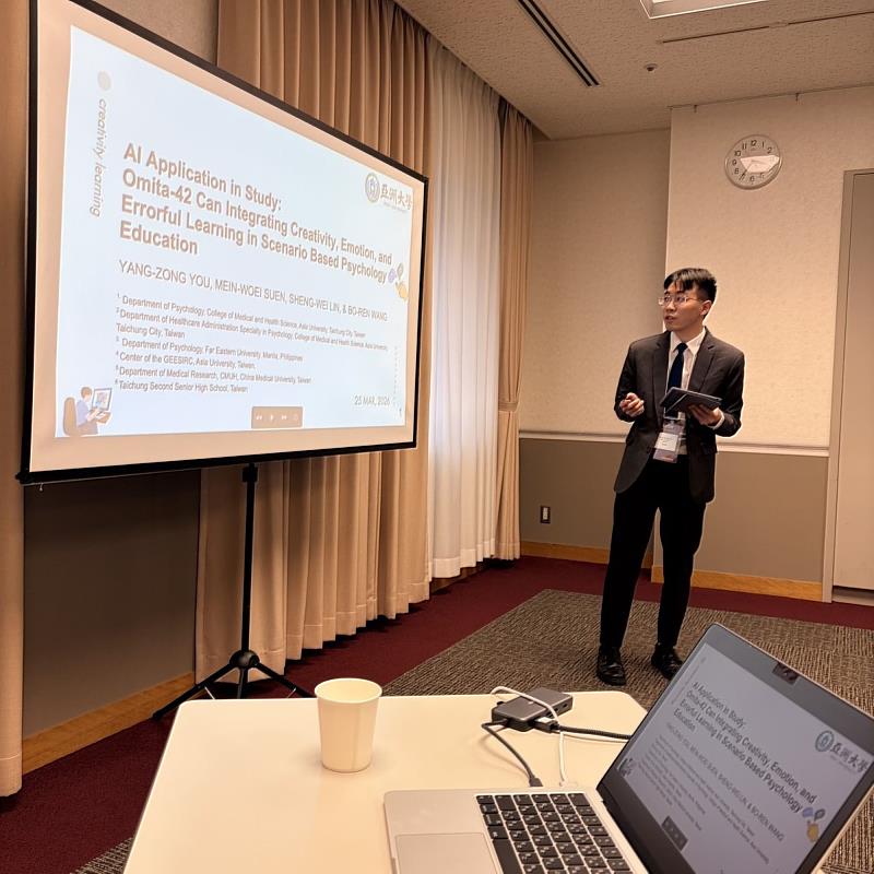 楊宗祐同學進行口頭發表，展現學生國際表達能力。