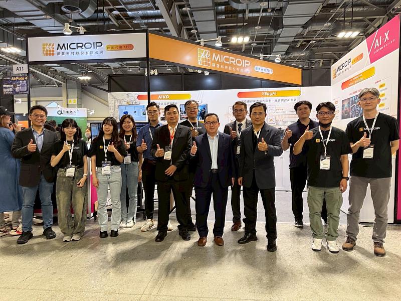 擷發科技董事長楊健盟博士帶領團隊，以「數位+類比+射頻」一站式ASIC設計與自研晶片實績，確立AI完整解決方案商定位，並以「以軟帶硬」優勢助企業落地高效生產力。