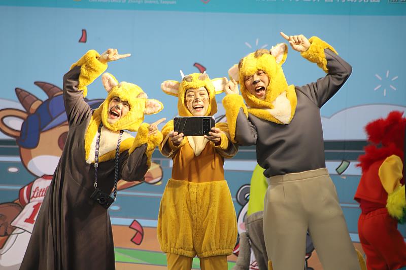 劇中安排果果與家人一同到全台各大景點遊歷，展現親情的溫暖。