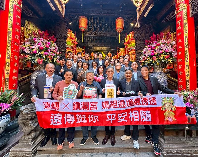 圖一、遠傳執行副總經理趙憶南(前排右3)、資深副總經理朱承恩(前排右2)率領團隊赴鎮瀾宮為贈品過火祈福。
