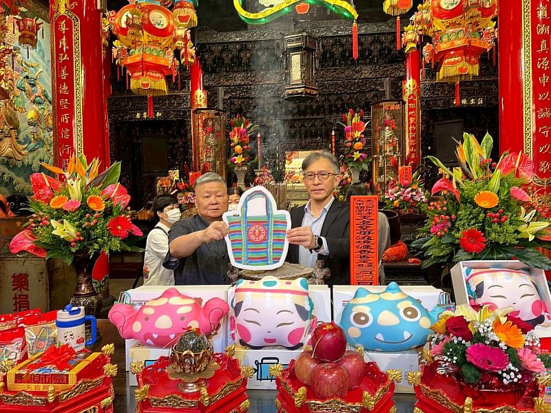 圖二、遠傳執行副總經理趙憶南（右）與鎮瀾宮顏清標董事長（左）為贈品過火祈福。