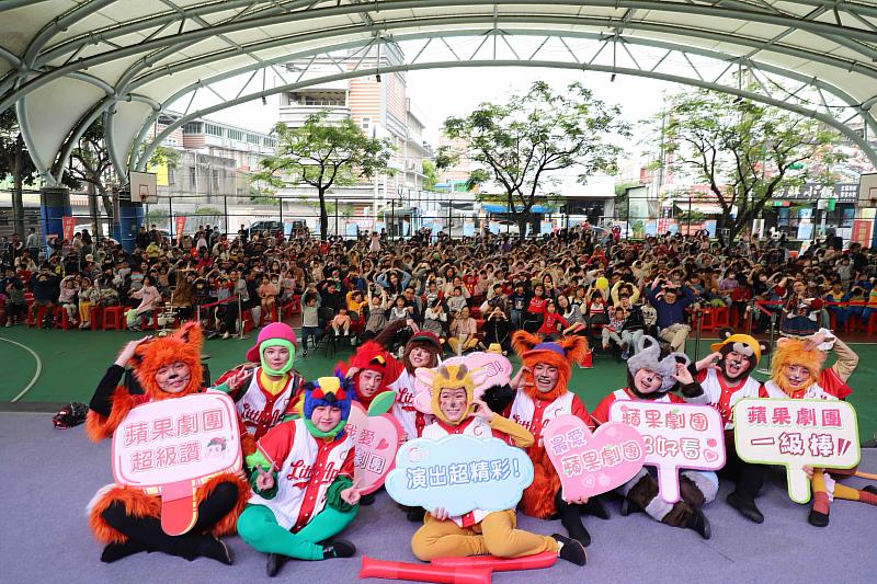 演後演員們與台下觀眾熱情合照，一起留下美好的回憶。