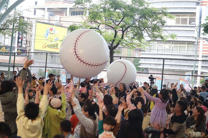 球賽高潮將氣氛推向巔峰，巨大的充氣棒球直接滾入觀眾席，台下大小朋友興奮拍打傳遞，全場歡笑聲不斷。