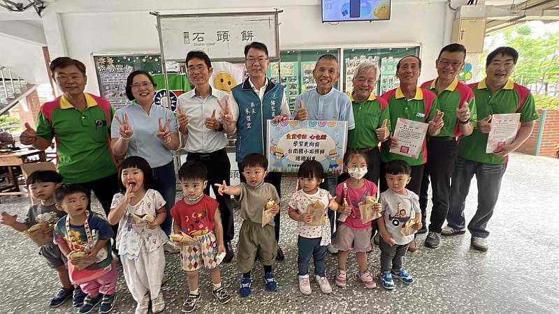 救國團歸仁區團委會巡迴送暖 免煎爹愛心走遍臺南各區國小校園